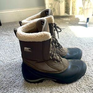 Sorel women’s snow boots in excellent condition.